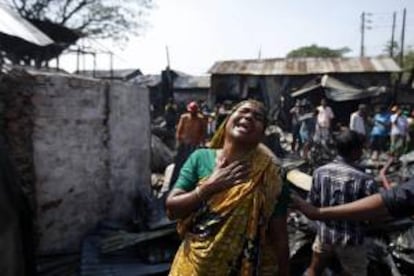 Una mujer se lamenta tras el incendio declarado en una barriada de chabolas en Kallayanpur, en Dacca (Bangladesh). EFE/Archivo