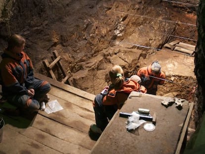 Excavaci&oacute;n en la cueva de Denisova (Rusia). 