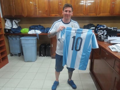 Lionel Messi exhibe una de las camisetas autografiadas que regaló a las hijas de Barack Obama.
