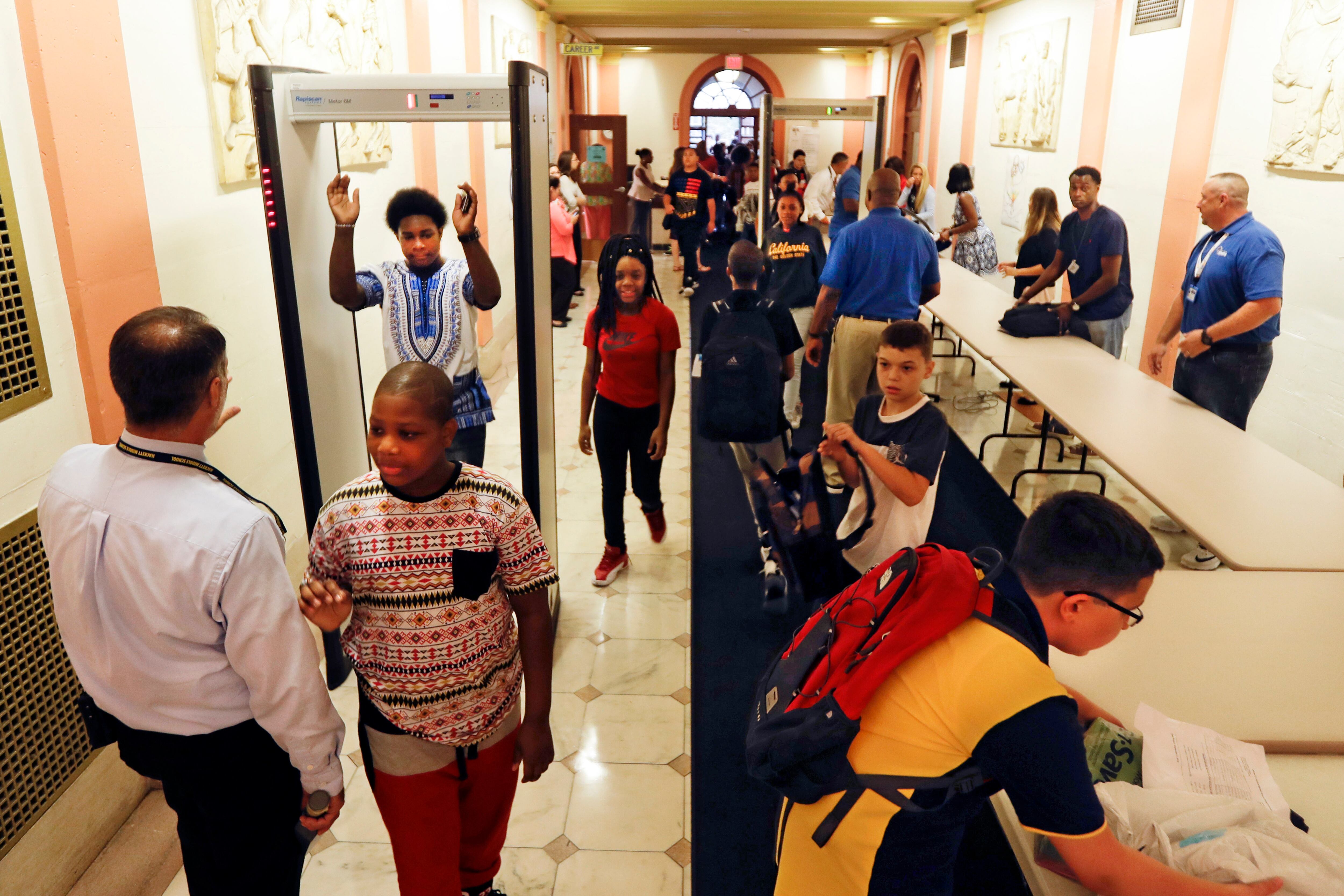 Un arco detector de metales en el primer día de clases en una escuela de Albany, en el Estado de Nueva York, en 2016. 