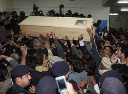 Partidarios de Benazir Bhutto trasladan el ataúd de la ex primera ministra en el hospital de Rawalpindi.