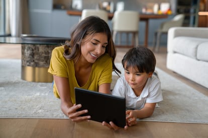 Que mamá aprenda a usar su propio teléfono móvil, laptop, tablet o smartwatch abre un sinfín de beneficios para que su aprendizaje continúe.
