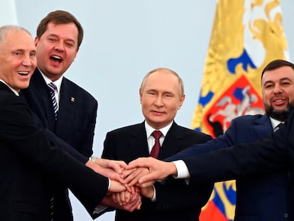 El presidente ruso, Vladímir Putin (en el centro), junto a los líderes impuestos por el Kremlin en las provincias de Jersón, Vladímir Saldo, Zaporiyia, Yevgeni Balitski, Donetsk, Denis Pushilin, y Lugansk, Leonid Pasechnik, este viernes en Moscú.