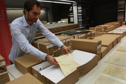 Documentos procedentes de Salamanca, poco después de llegar al Arxiu Nacional de Catalunya (ANC).