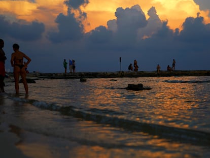 People enjoy the beach, ahead of the arrival of Hurricane Beryl, in Playa del Carmen, Mexico July 3, 2024. REUTERS/Jose Luis Gonzalez