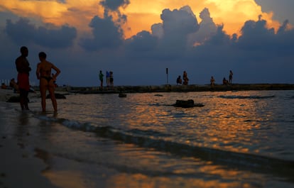 Personas disfrutan de la playa en Quintana Roo, México, antes de la llegada de 'Beryl'.