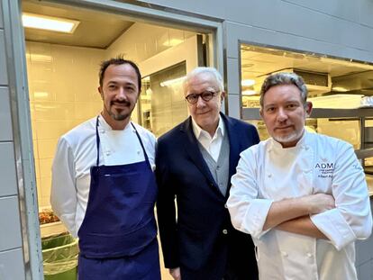 Romain Meder, Alain Ducasse y Albert Adrià en las cocinas de ADMO. J.C. CAPEL