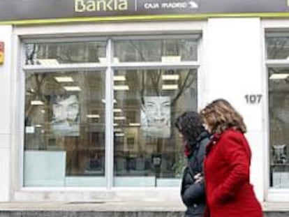 Bankia revisa su estrategia para imponer la marca única en toda la red