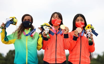 Rayssa Leal (Brasil), Momiji Nishiya y Funa Nakayama (Japón) posan con sus medallas tras competir en Tokio.