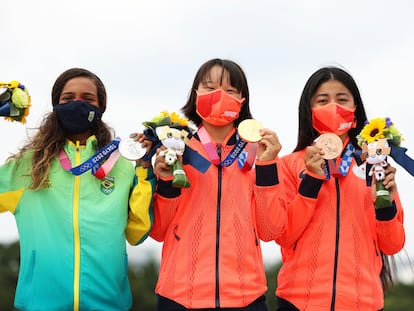 Rayssa Leal (Brasil), Momiji Nishiya y Funa Nakayama (Japón) posan con sus medallas tras competir en Tokio.