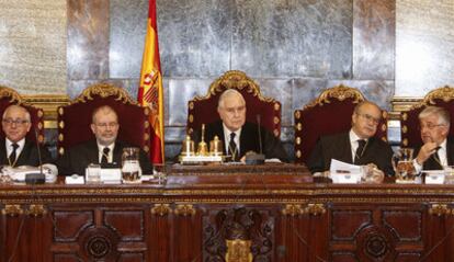 El presidente del Tribunal Supremo, Carlos Dívar (en el centro), durante la reunión del pasado lunes de la Sala del 61 del alto tribunal.