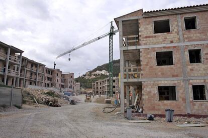 Urbanización Monport, en el puerto de Andratx (Mallorca), en una fotografía del 17 de diciembre de 2006. Esta zona recibió protección para evitar desarrollos urbanísticos, pero eso ocurrió con posterioridad al inicio de unas obras de viviendas plurifamiliares. La paralización de las obras está recurrida ante los tribunales.