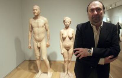 El director del Museo de Bellas Artes, Javier Viar, ante una escultura de Antonio López.
