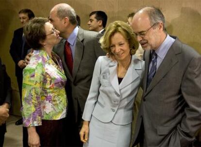 La vicepresidenta Elena Salgado y el consejero catalán de Economía, Antoni Castells, en la reunión. Detrás, la consejera de Economía de la Junta, Carmen Martínez Aguayo, y el vicepresidente Manuel Chaves.