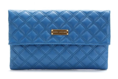 Cartera acolchada en azul klein de Marc Jacobs (395 euros).