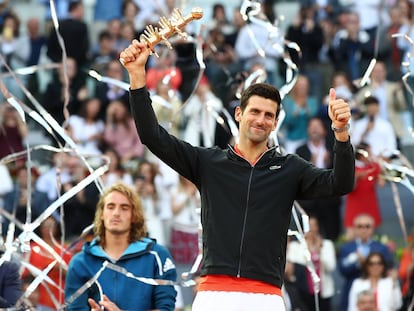 Novak Djokovic y Stefanos Tsitsipas tras la final.