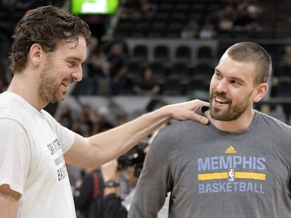 Pau y Marc, antes de un Spurs-Grizzlies, el 4 de abril.