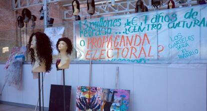 La pancarta de protesta que Óscar Murillo ha incorporado a su instalación.