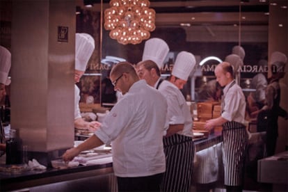 El chef Dani García (con gafas) en la cocina del restaurante Calima, en Marbella (Málaga).