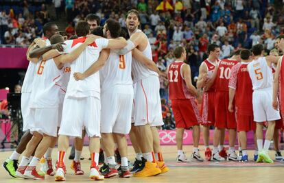 Los españoles se abrazan tras lograr el pase a la final.