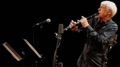 El músico francés, Michel Portal, durante su actuación en la última jornada del 53 Festival de San Sebastián