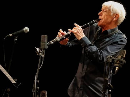 El músico francés, Michel Portal, durante su actuación en la última jornada del 53 Festival de San Sebastián