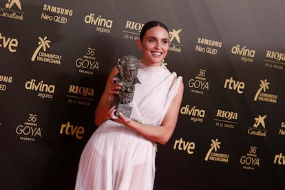Echegui posa con el Goya a mejor cortometraje por ‘Tótem Loba’, en 2022.
