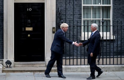 El primer ministro británico, Boris Johnson, da la bienvenida al vicepresidente de los Estados Unidos, Mike Pence, a las afueras de Downing Street en Londres (Gran Bretaña) 