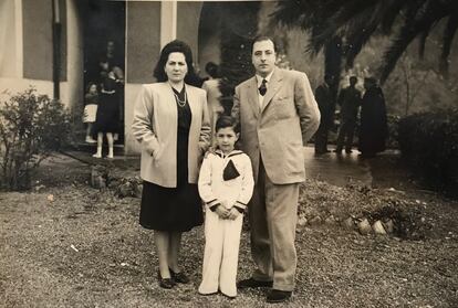 Leguineche, con sus padres Rosita y Manuel, el día de su primera comunión en el caserío de Belendiz (Vizcaya).