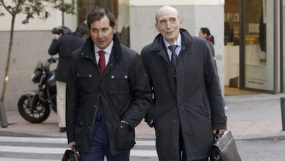 El exconsejero de Caja Madrid José Manuel Fernández Norniella (a la derecha), a su llegada este martes a la Audiencia Nacional.