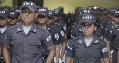 Agentes federales salvadoreños durante su graduación, este lunes.