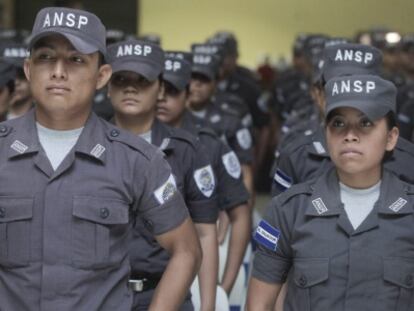 Agentes federales salvadore&ntilde;os durante su graduaci&oacute;n, este lunes.