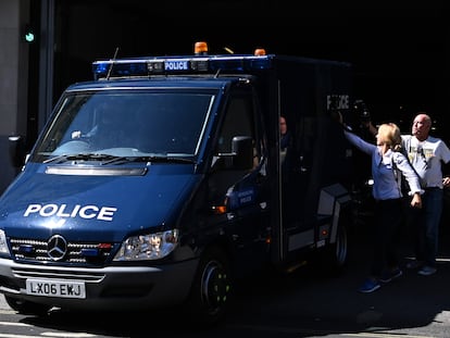 Furgoneta policial en la que Aine Davis fue trasladado al juzgado de Londres, donde prestó declaración el jueves 11 de agosto.