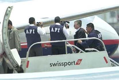 Cavallo (a la derecha), ayer en el aeropuerto de México, es introducido en el avión para ser extraditado.