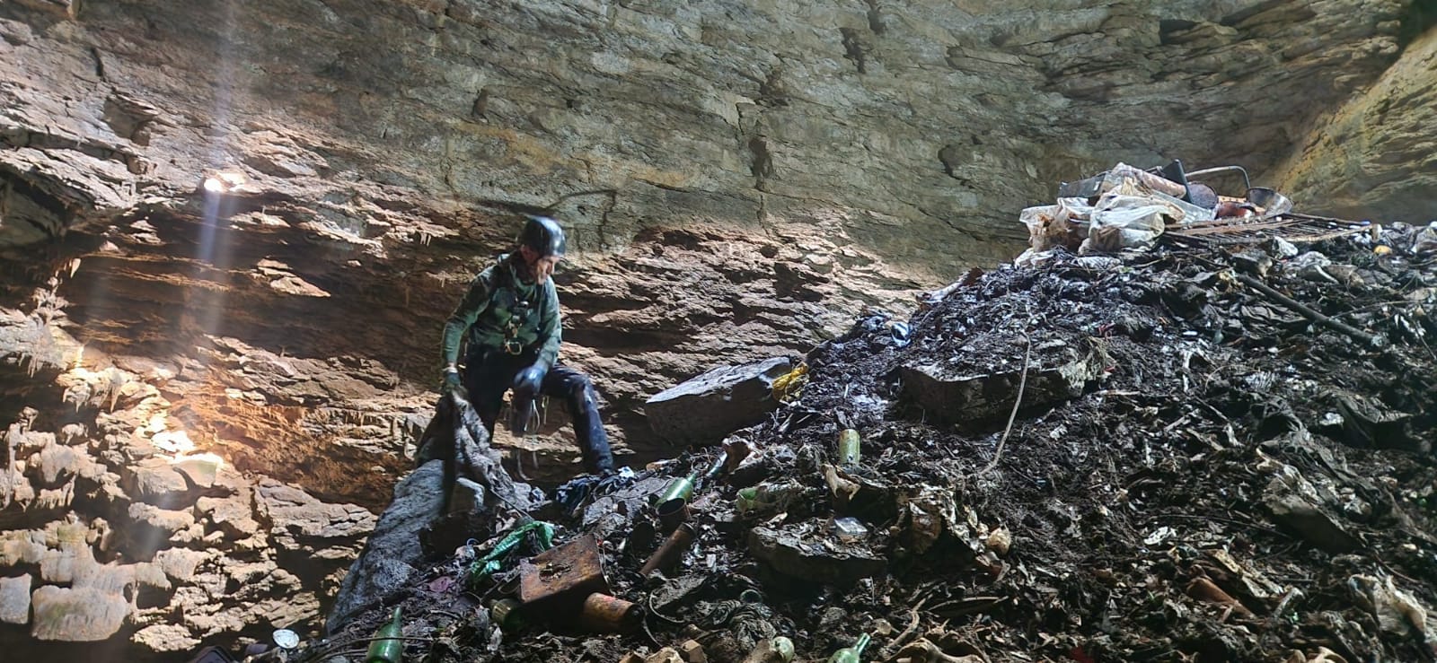 Un operario participa en las labores de retirada de desechos en la sima Leizeta de Larraul (Gipuzkoa).