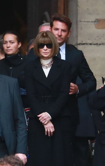 Anna Wintour con Bradley Cooper en el funeral.