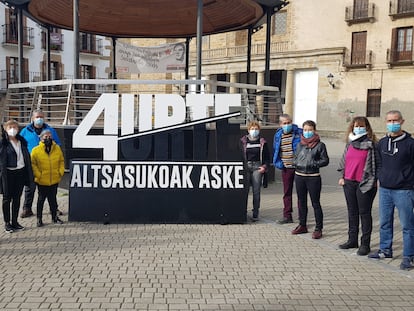 Familiares de los condenados por el 'caso Alsasua', en un acto celebrado en la localidad navarra el pasado sábado con motivo del cuarto aniversario del suceso.