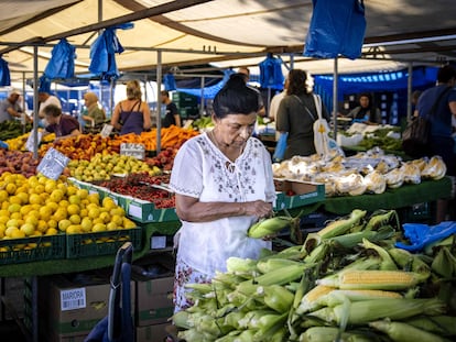 Una clienta en un mercado de verduras en Róterdam, el pasado sábado.