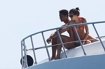 Cristiano Ronaldo y su novia, Irina Shayk, en sus vacaciones en Saint Tropez, en julio de 2012.