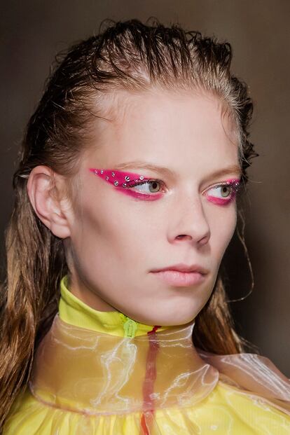 Prada
Un gran sombreado que se convierte en delineado más aplicaciones joya, la firma inspira los maquillajes de ojos de esta temporada.