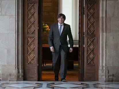 Puigdemont sortint del seu despatx.