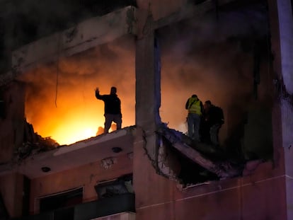 Trabajadores de defensa civil buscan supervivientes dentro de un apartamento tras la explosión masiva que ha matado al 'número dos' de Hamás en un suburbio sur de Beirut, Líbano, este martes.