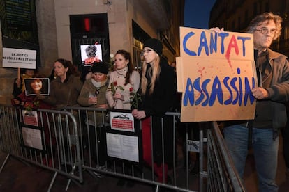 Manifestantes protestan a la entrada al concierto de Bertrand Cantat el lunes en Montpellier 