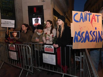 Manifestantes protestan a la entrada al concierto de Bertrand Cantat el lunes en Montpellier 