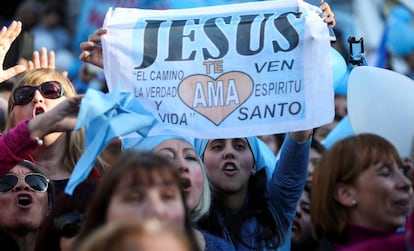 Una mujer muestra una pancarta en contra de la legalización del aborto en una marcha organizada por grupos evangélicos en Buenos Aires, el 4 de agosto pasado.