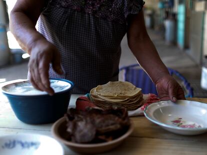 Una mujer sirve tortillas de maíz, en una casa en Tepeteopan, estado de Puebla.