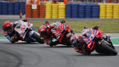 De izquierda a derecha, Marc Márquez, Francesco Bagnaia y Jorge Martín, durante la carrera.