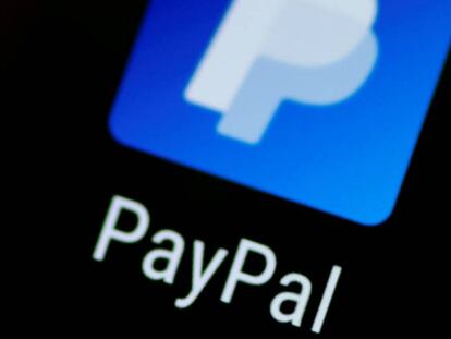 El logotipo de PayPal, en un tel&eacute;fono m&oacute;vil.