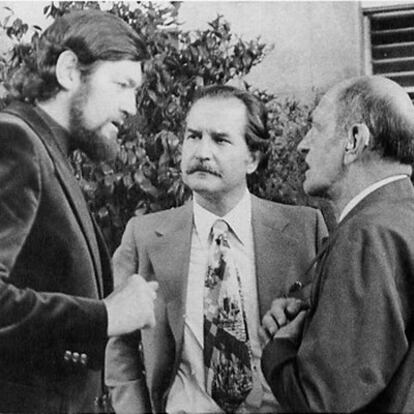 From left to right: Julio Cortázar, Carlos Fuentes and Luis Buñuel chat in Mexico.