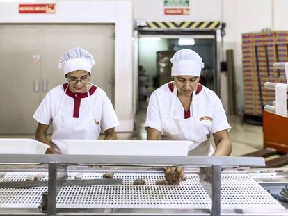 Dos trabajadoras de Dulces Olmedo durante el proceso de producción.